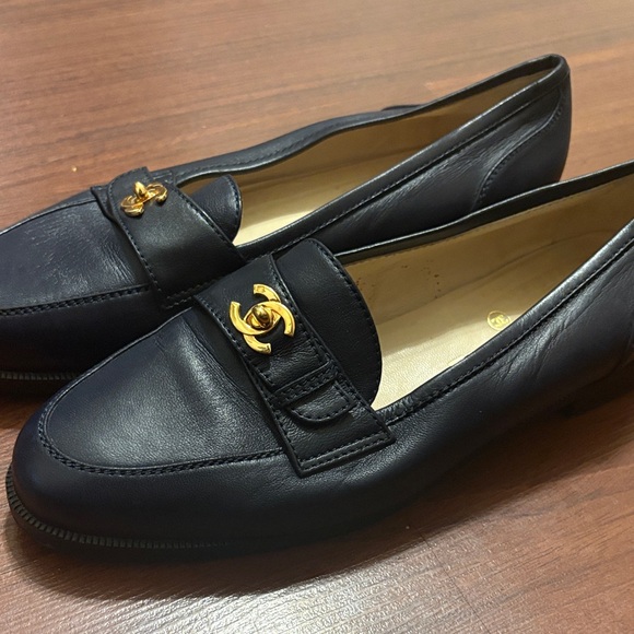 Elegant navy Chanel Leather Loafers - Picture 1 of 5